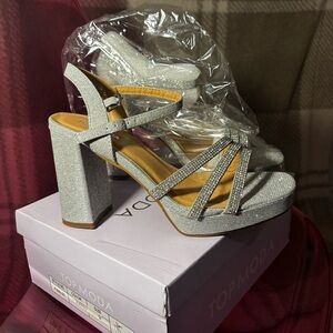 BRAND NEW! Gorgeous sparkling silver high heels🤍 sexy & comfortable!